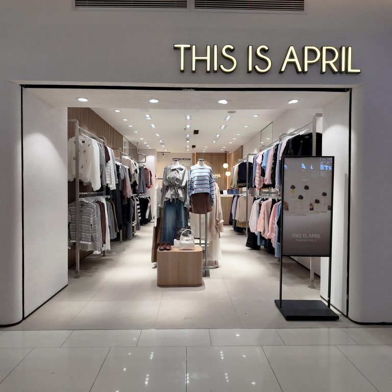 Foto gerai This Is April
